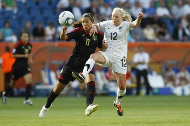 05.07.2011, FIFA Frauen-Weltmeisterschaft 2011, Vorrunde, Gruppe B, Neuseeland - Mexiko. Nayeli RANGEL (Mexiko, L), Betsy HASSETT (Neuseeland).