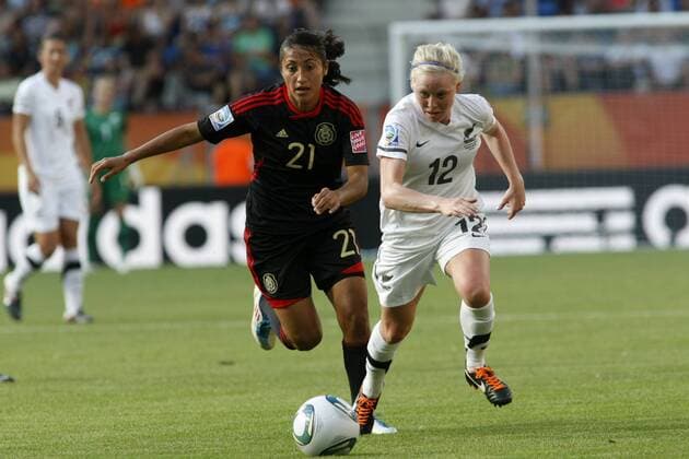 05.07.2011, FIFA Frauen-Weltmeisterschaft 2011, Vorrunde, Gruppe B, Neuseeland - Mexiko. Stephany MAYOR (Mexiko, L), Betsy HASSETT (Neuseeland).
