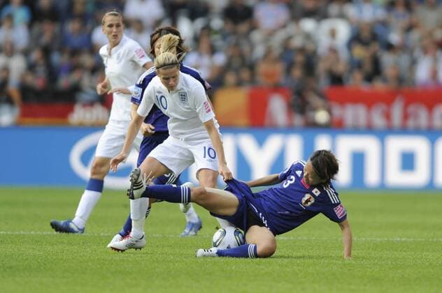 Kelly SMITH (ENG),Aktion,Zweikampf gegen Azusa IWASHIMIZU (JPN). England (ENG) - Japan (JPN),Vorrunde,Spiel19,Gruppe B am 05.07.2011 in Augsburg, Fußball Frauen Weltmeisterschaft 2011 in Deutschland vom 26.06. - 17.07.2011