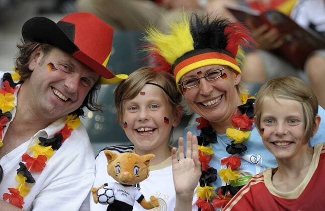 05.07.2011, FIFA-Frauen-Fußball-Weltmeisterschaft 2011 in Deutschland. Vorrunde 3.Spieltag, Frankreich - Deutschland im Stadion im Borussia-Park, Eine Familie in schwarz-rot-gold feiert im Stadion . Die Plüschkatze Karla Kick das offizielle Maskottchen der Frauen-Fußball-Weltmeisterschaft.. o0 Fanfamilie Objekte Gladbach