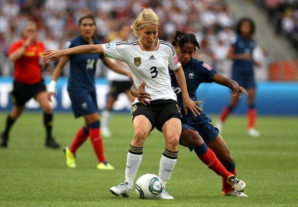 FIFA Frauen Weltmeisterschaft 2011 - Deutschland vs. Frankreich Mönchengladbach , 050711 , FIFA Frauen Weltmeisterschaft 2011 Womens Worldcup 2011 , Gruppe A , Deutschland (GER) vs. Frankreich (FRA) Saskia Bartusiak (GER) gegen Elodie Thomis (FRA)