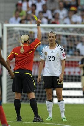 05.07.2011, FIFA-Frauen-Fußball-Weltmeisterschaft 2011 in Deutschland. Vorrunde 3.Spieltag, Frankreich - Deutschland im Stadion im Borussia Park, Lena Goessling (Deutschland) sieht die gelbe Karte.