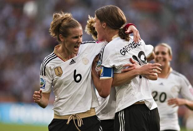 Mönchengladbach; 05.07.2011, Frauen Simone Laudehr (Deutschland) und Kerstin Garefrekes (Deutschland) DEUTSCHLAND - FRANKREICH