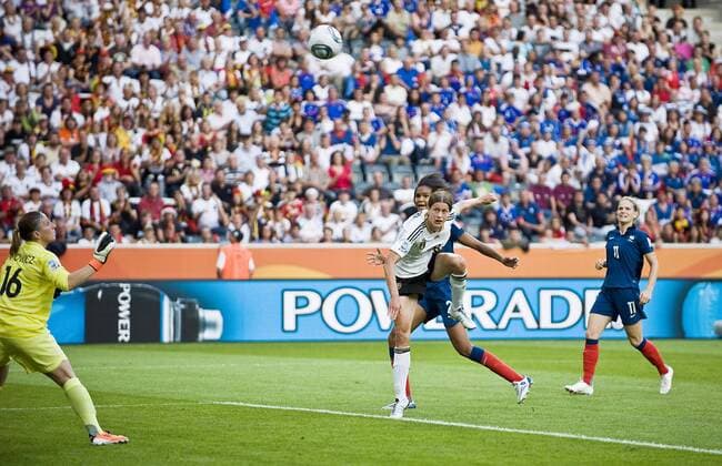 Kerstin GAREFREKES (GER) köpft das Tor zum 0:1, gegen Torhüterin Torwart Berangere SAPOWICZ l. und Wendie RENARD r. (FRA), Aktion, Vorrunde, Spiel 17, Gruppe A, Frankreich (FRA) - Deutschland (GER), am 05.07.2011 in Mönchengladbach Fussball Frauen Weltmeisterschaft 2011 in Deutschland vom 26.06. - 17.07.2011