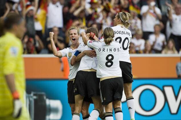 Jubel GER nach dem Tor zum 0:1, um Torschütze Kerstin GAREFREKES , mit Simone LAUDEHR l. , vorne Torhüterin Torwart Berangere SAPOWICZ (FRA) Vorrunde, Spiel 17, Gruppe A, Frankreich (FRA) - Deutschland (GER), am 05.07.2011 in Mönchengladbach Fussball Frauen Weltmeisterschaft 2011 in Deutschland vom 26.06. - 17.07.2011