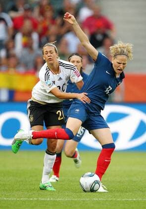 Dienstag 05.76.2011, FIFA Frauen-WM, Fussball - Weltmeisterschaft 2011 in Mönchengladbach, Frankreich - Deutschland, Lena GÖSSLING (GER) gegen Laure LEPAILLEUR (FRA) DeFodi001
