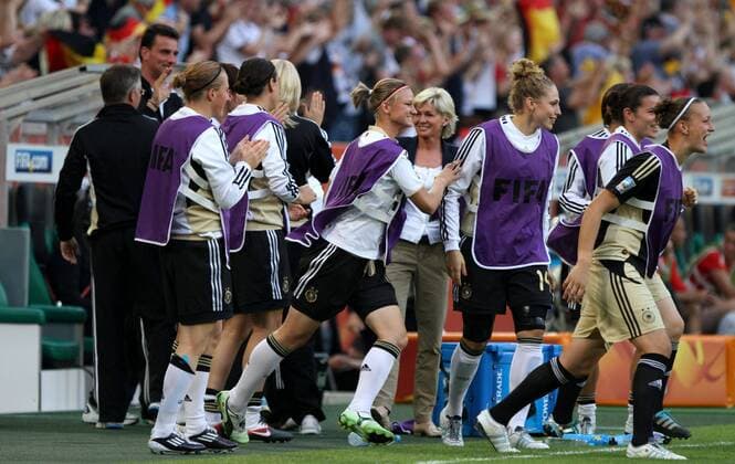 FIFA Frauen Weltmeisterschaft 2011 - Deutschland vs. Frankreich Mönchengladbach , 050711 , FIFA Frauen Weltmeisterschaft 2011 Womens Worldcup 2011 , Gruppe A , Deutschland (GER) vs. Frankreich (FRA) Torjubel der deutschen Spielerinnen und Trainer auf der Ersatzbank (u.a. Bundestrainerin Silvia Neid, Birgit Prinz, Alexandra Popp , Kim Kulig) nach dem 1:0 durch Kerstin Garefrekes (GER)