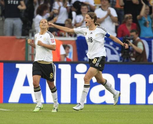 Deutschland, Frauen Fussball WM, Gruppe A, Vorrunde, Frankreich vs. Deutschland, 05.07.2011, Mönchengladbach, INKA GRINGS, KERSTIN GAREFREKES TORJUBELN