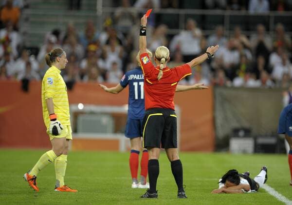 05.07.2011, FIFA-Frauen-Fußball-Weltmeisterschaft 2011 in Deutschland. Vorrunde 3.Spieltag, Frankreich - Deutschland im Stadion im Borussia Park, Torhüterin Berangere Sapowicz (li, Frankreich) sieht die rote Karte für ein Foulspiel an Fatmire Bajramaj (re, Deutschland) .