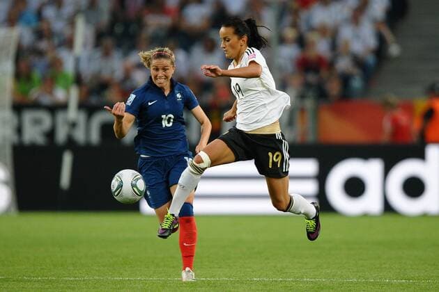 Fußball Frauen-WM, Vorrunde, Frankreich - Deutschland am 05.07.2011 in Mönchengladbach Fatmire Bajramaj ( Deutschland ), vorne - Camille Abily ( Frankreich ), hinten