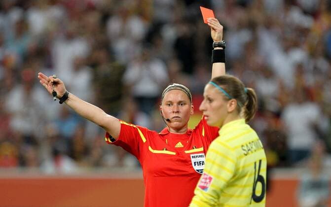FIFA Frauen Weltmeisterschaft 2011 - Deutschland vs. Frankreich Mönchengladbach , 050711 , FIFA Frauen Weltmeisterschaft 2011 Womens Worldcup 2011 , Gruppe A , Deutschland (GER) vs. Frankreich (FRA) Torhüterin Berangere Sapowicz (FRA) sieht die Rote Karte durch Schiedsrichterin Kirsi Heikkinen nach Foul an Fatmire Bajramaj