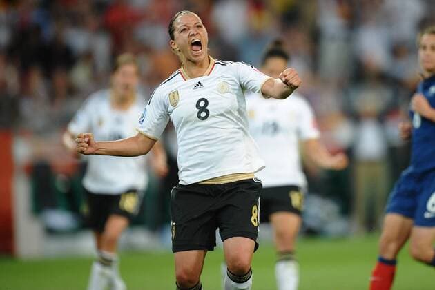 Fußball Frauen-WM, Vorrunde, Frankreich - Deutschland am 05.07.2011 in Mönchengladbach Torjubel zum 1:3 durch Inka Grings ( Deutschland )