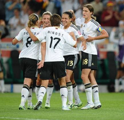 Fußball Frauen-WM, Vorrunde, Frankreich - Deutschland am 05.07.2011 in Mönchengladbach Torjubel Deutschland zum 2:4