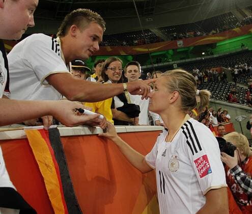 Alexandra Popp (DFB) mit ihrem Freund Patrick . Frankreich-Deutschland . Frauen Fussball-Weltmeisterschaft 2011 . Mönchengladbach, 05.07.2011 , o0 Familie Mann Freund Lebensgefährte privat