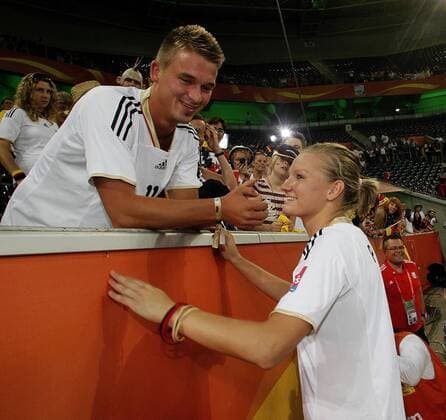 Alexandra Popp (DFB) mit ihrem Freund Patrick . Frankreich-Deutschland . Frauen Fussball-Weltmeisterschaft 2011 . Mönchengladbach , 05.07.2011 , o0 Familie Mann Freund Lebensgefährte privat