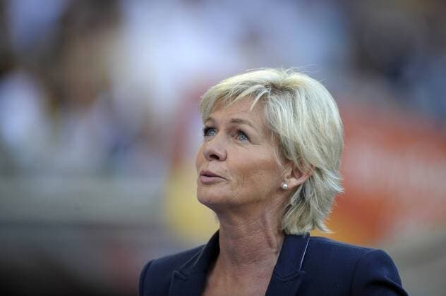 05.07.2011, FIFA-Frauen-Fußball-Weltmeisterschaft 2011 in Deutschland. Vorrunde 3.Spieltag, Frankreich - Deutschland im Stadion im Borussia Park, Bundestrainerin Silvia Neid (Deutschland) singt die Hymne.