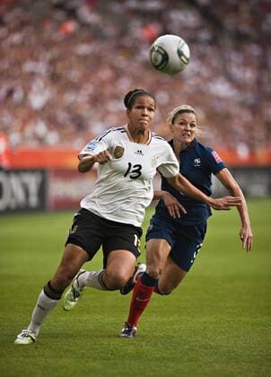 Mönchengladbach; 05.07.2011, Frauen Celia Okoyino da Mbabi (Deutschland), Laure Rouleau (Frankreich) DEUTSCHLAND - FRANKREICH