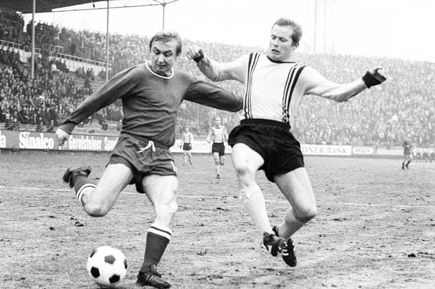 Gerhard Kentschke (1. FC Kaiserslautern, li.) gegen Theodor Redder (Borussia Dortmund) Aktion Duell Dynamik Gerd Theo Aufmacher