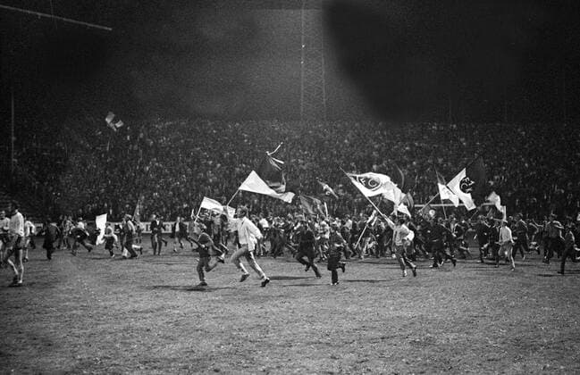 Die Fans stürmen den Platz, der 1. FC Kaiserslautern feiert nach dem 33. Spieltag der Saison 1968 1969 den Klassenerhalt Fan, Fußballfan, Publikum Totale Aufmacher Jubel, Freude Schlussjubel