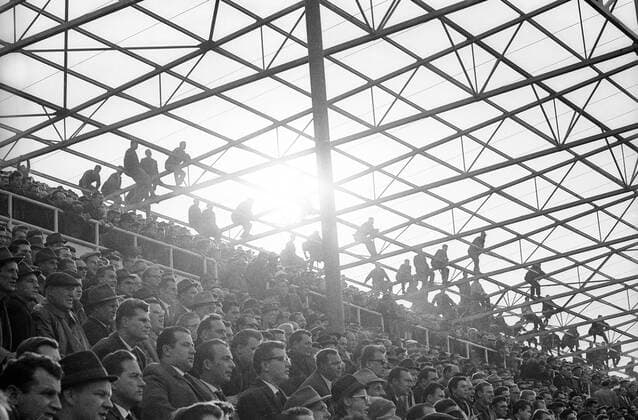 Tribüne im Stadion am Betzenberg, der Heimspielstätte des 1. FC Kaiserslautern Fan, Fußballfan, Publikum, Fanblock Totale Gegenlicht Aufmacher o00 Dach Stadiondach kurios