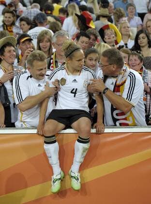 05.07.2011, FIFA-Frauen-Fußball-Weltmeisterschaft 2011 in Deutschland. Vorrunde 3.Spieltag, Frankreich - Deutschland im Stadion im Borussia-Park, Babett Peter (Deutschland) wird vom Papa (re) wieder runter geholfen. o0 Familie privat
