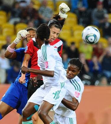 v.l.: Torfrau Karina LeBlanc und Emily Zurrer (beide Kanda) gegen Perpetua Nkwocha (4) und Desire Oparanozie (beide Nigeria), Kanada gegen Nigeria, FIFA Women s World Cup Germany, Frauenfußballweltmeisterschaft, Frauenfußball, Frauenfussball, WM, Weltmeisterschaft, Rudolf-Harbig-Stadion Dresden, 05.07.2011