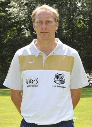 Mannschaftsshooting beim 1. FC Saarbrücken auf dem Trainingsplatz in Saarbrücken am Dienstag (05.06.2011). Im Bild: Trainer Jürgen Luginger.