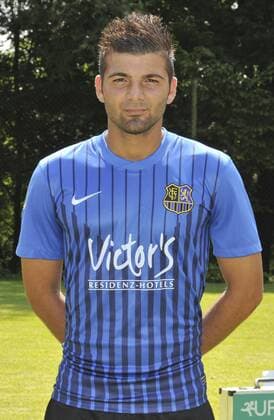 Mannschaftsshooting beim 1. FC Saarbrücken auf dem Trainingsplatz in Saarbrücken am Dienstag (05.06.2011). Im Bild: Mittelfeldspieler Ufuk Özbek.