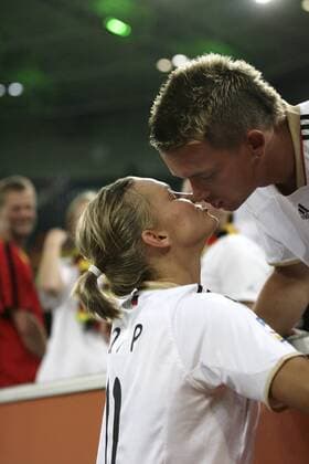 Alexandra Popp, Deutschland, erhält nach dem Spiel von ihrem Freund Patrick einen zärtlichen Kuß o0 Mann Partner Lebensgefährte privat Liebe Romantik Freude