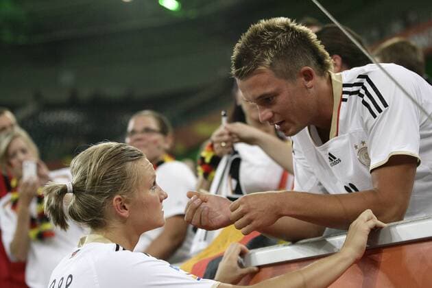 Alexandra Popp, Deutschland, wird nach dem Spiel von ihrem Freund Patrick in den Arm genommen o0 Mann Partner Lebensgefährte privat
