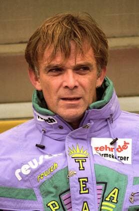 Aus 2. BL. Saison 1992 1993 am 06.02.1993 Hannover 96 (Rot) gegen den SC Freiburg 0:2 im Niedersachsenstadion. Im Foto: SC Trainer Volker Finke