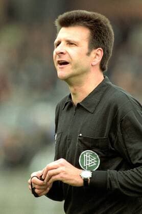 Aus 2. BL Saison 1992 1993 Hannover 96 (Weiss) gegen Fortuna Köln 0:0 am 10.04.1993 im Niedersachsenstadion. Im Foto: Schiedsrichter Edgar Steinborn. Aktion