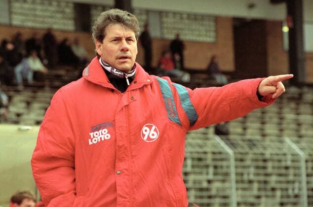 Aus 2. BL Saison 1992 1993 Hannover 96 (Weiss) gegen Fortuna Köln 0:0 am 10.04.1993 im Niedersachsenstadion. Im Foto: Eberhard Vogel Trainer von Hannover 96. Gestik