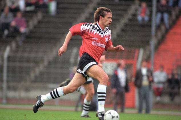 Aus 2. BL Saison 1995 1996 Hannover 96 (Rot) gegen FC Carl-Zeiss Jena 1:1 am 11.11.1995. Im Foto: Hannover 96 Spieler Alexander Borodjuk. Aktion