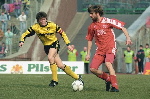 Aus 2. BL Saison 1992 1993 Hannover 96 (Rot) gegen VfB Leipzig 1:1 am 13.03.1993 im Niedersachsenstadion. Hannover 96 Spieler ist Milos Djelmas re. gegen VfB Kpt. Torsten Kracht. Aktion