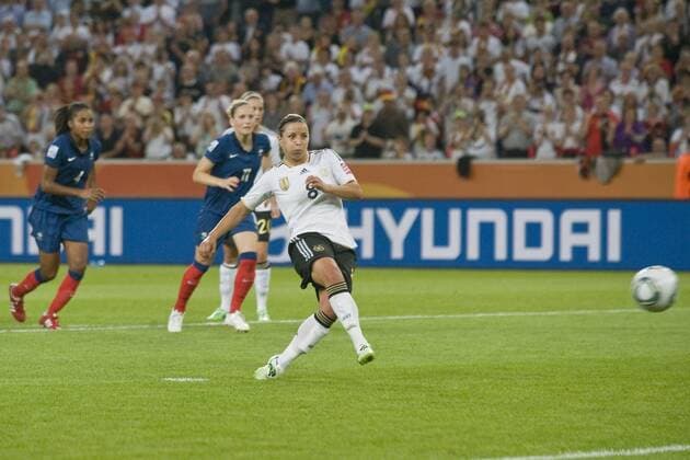 Inka GRINGS (GER) erzielt per Foulelfmeter, Strafstoss (Strafstoß) das Tor zum 3:1 für Deutschland; Vorrunde, Gruppenspiele, Gruppe A, Spiel 17, Frankreich (FRA) - Deutschland (GER) 2:4, am 05.07.2011 in Mönchengladbach Fussball Frauen Weltmeisterschaft 2011 o0 Elfmeter Werbebande, Bande, Werbung, Wirtschaft Hyundai