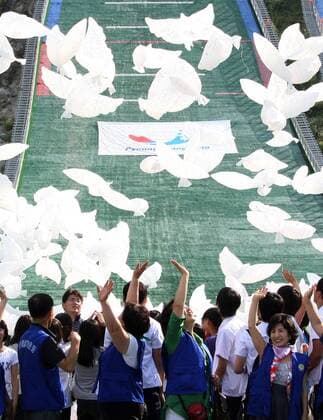 PYEONGCHANG, July 6, 2011 -- South Koreans cheer to support Pyeongchang s bid for the 2018 Winter Olympics in Pyeongchang, South Korea, on July 6, 2011. South Korea s Pyeongchang is bidding to host the Winter Olympics Games for the third time in a row Wednesday during the International Olympic Committee 123rd session in Durban.  Wahl Entscheidung Abstimmung Vergabe Taube Tauben Papiertaube Papiertauben Objekte