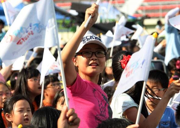 PYEONGCHANG, July 6, 2011 -- South Korean students cheer for South Korea in its bid to host the 2018 Winter Olympic in Pyeongchang, South Korea, on July 6, 2011. South Korea s Pyeongchang is bidding to host the Winter Olympics Games for the third time in a row Wednesday during the International Olympic Committee 123rd session in Durban.  Wahl Entscheidung Abstimmung Vergabe