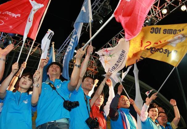 South Koreans cheer and applause as Pyeongchang becomes the host of the 2018 Winter Olympic Games at Alpensia Ski-Jumping stadium in Pyeongchang, Gangwon-do province South Korea on July 6, 2011.  Wahl Entscheidung Abstimmung Vergabe Froschperspektive, unten, Sieg