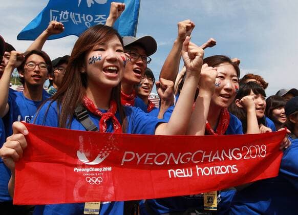 PYEONGCHANG, July 6, 2011 -- South Korean college students shout slogans in a rally to wish for the Pyeongchang s bid to host the 2018 Winter Olympic in Pyeongchang, South Korea, on July 6, 2011. South Korea s Pyeongchang is bidding to host the Winter Olympics Games for the third time in a row Wednesday during the International Olympic Committee 123rd session in Durban.  Wahl Entscheidung Abstimmung Vergabe Plakat Objekte