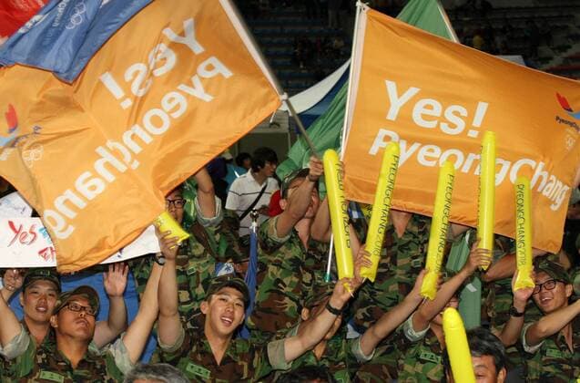 South Koreans cheer and applause as Pyeongchang becomes the host of the 2018 Winter Olympic Games at Alpensia Ski-Jumping stadium in Pyeongchang, Gangwon-do province South Korea on July 6, 2011.  Wahl Entscheidung Abstimmung Vergabe fahne Objekte