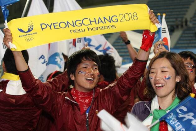 South Koreans cheer and applause as Pyeongchang becomes the host of the 2018 Winter Olympic Games at Alpensia Ski-Jumping stadium in Pyeongchang, Gangwon-do province South Korea on July 6, 2011.  Wahl Entscheidung Abstimmung Vergabe Plakat Objekte