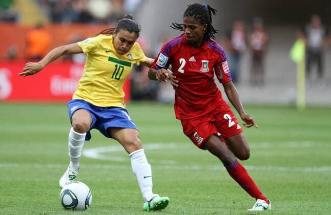 FIFA Frauen Weltmeisterschaft 2011 - Äquatorial-Guinea vs. Brasilien Frankfurt , 060711 , FIFA Frauen Weltmeisterschaft 2011 Womens Worldcup 2011 , Gruppe D , Äquatorial-Guinea (Äquatorialguinea EQG) vs. Brasilien (BRA) Bruna (EQG) gegen Marta (BRA)