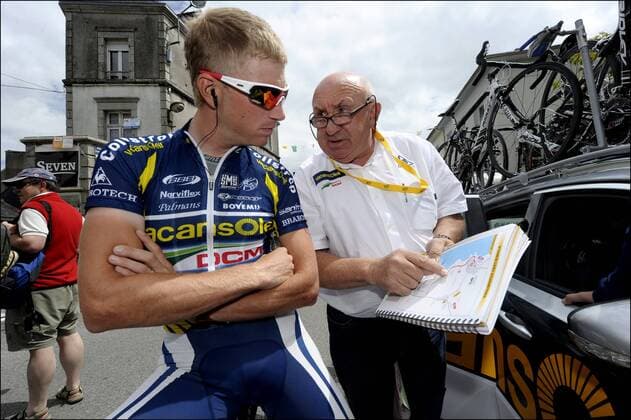 Lieuwe WESTRA et Hilaire VAN DER SCHUEREN ( VACANSOLEIL - DCM - NED) Cyclisme : Tour de France 2011 - Etape 5 - Carhaix Cap Frehel - 06.07.2011 - PhotoNews -  o0 Besprechung Streckenplanung Plan Streckenplan Objekte