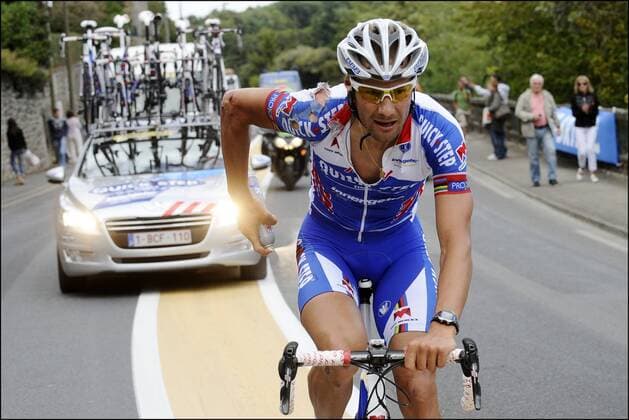 Tom BOONEN ( QUICK STEP CYCLING TEAM - BEL) behandelt sich nach seinem Sturz mit Kältespray - Cyclisme : Tour de France 2011 - Etape 5 - Carhaix Cap Frehel - 06.07.2011 - PhotoNews -  o0 Verletzung Sturz Beinverletzung Bein Behandlung kurios