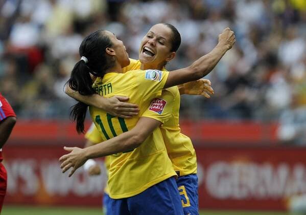 Torjubel 1:0 Brasilien, v.li. Marta (Brasilien) und Torschützin Erika (Brasilien) . Äquatorial Guinea (Äquatorialguinea EQG)-Brasilien . Frauen Fussball-Weltmeisterschaft 2011 . Frankfurt , DEU, 06.07.2011 ,