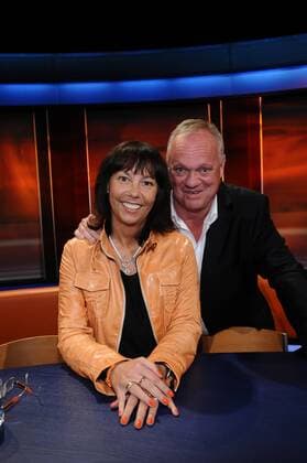 Die WDR 2 Sportchefin Sabine Töpperwien und ihr Bruder die ZDF-Sportreporter Legende Rolf Töpperwien (beide GER) zu Gast bei Hart aber Fair am 06.07.2011 in Köln o0 Fernsehsendung Fussball Frauenfussball Journalist Geschwister Bruder Schwester Familie privat