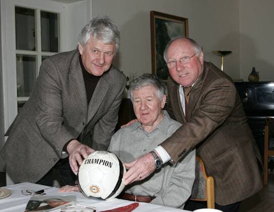 Horst Szymaniak (Mitte) bekam Besuch von Max Lorenz (li.) und Uwe Seeler (alle GER) im Pflegeheim Wellingholzhausen Kreis Melle Osnabrück.