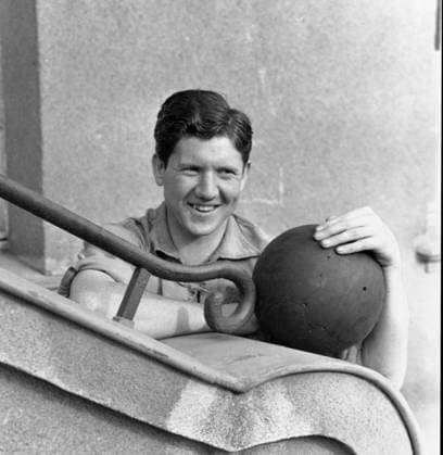 Horst Szymaniak (Wuppertaler SV) im Wuppertaler Stadion am Zoo o0 WSV Wuppertal Ball Equipment Objekte Fotoshooting