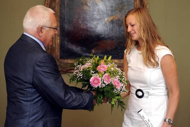 Czech president Vaclav Klaus (left) congratulates to the tennis Wimbledon winner Petra Kvitova at the Prague Castle, Czech Republic on July 7, 2011. (CTKxPhoto KaterinaxSulova)  CTKPhoto164383 o0 Funktionär Sieg, Sieger Pokal Trophäe Objekt Ehrung Freude o00 All England Championships